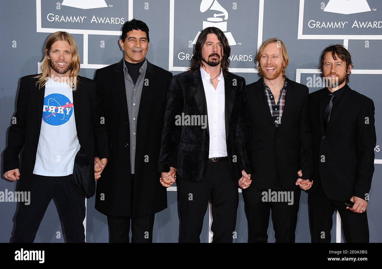 (Da sinistra a destra) Taylor Hawkins, Pat Smear, Dave Grohl, Nate Mendel e Chris Shiflett dei Foo Fighters che arrivano al 54esimo Grammy Awards annuale tenutosi presso lo Staples Center di Los Angeles, CA, USA il 12 febbraio 2012. Foto di Lionel Hahn/ABACAPRESS.COM Foto Stock