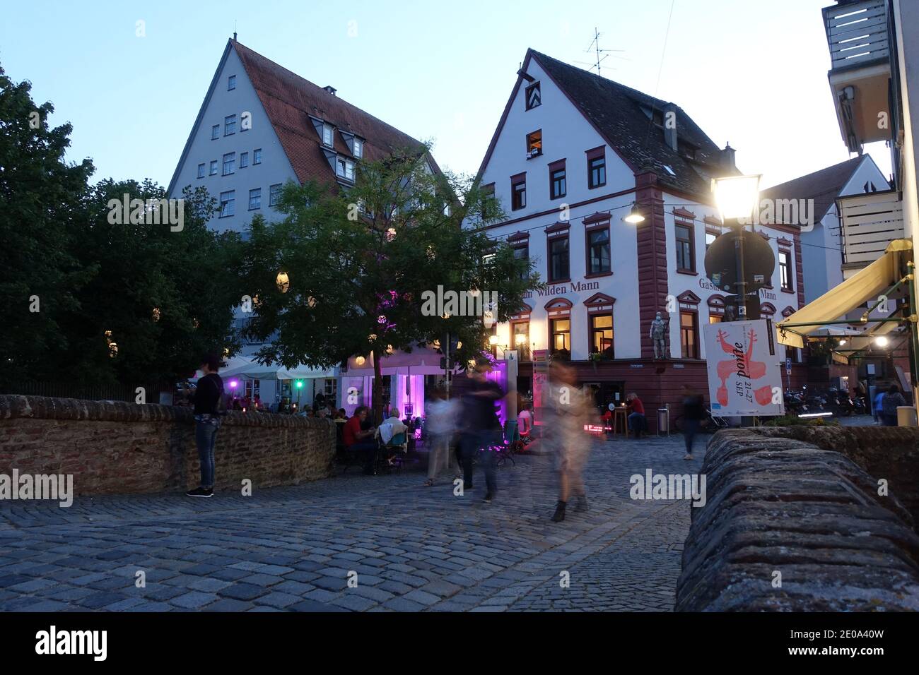 Dienstleistungen und Berufsbildung von Dienstleistungen, Zahlreiche, ziehen Touristen an, Ulm, Baden-Württemberg, Deutschland Foto Stock