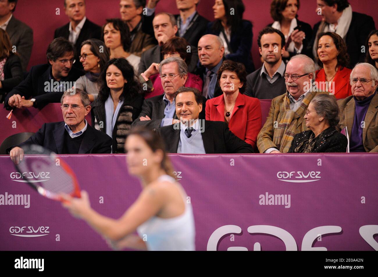 Amministratore delegato francese del GDF Suez Gerard Mestrallet (L), presidente francese del servizio postale la Poste Jean-Paul Bailly (TOP, 2ndL), presidente francese del Consiglio costituzionale Jean Louis Debre (L), ministro francese dell'industria Eric Besson (2L, prima fila), amministratore delegato francese del gigante dell'energia Christophe de Margerie (C), Simone Veil (prima fila) E suo marito Antoine Veil (R, seconda fila), Segolene Royale (TOP R) e i suoi figli partecipano alla partita finale di tennis, Marion Bartoli in Francia contro l'Angelique Curber in Germania al torneo WTA Open GDF Suez allo stadio Pierre Courbertin di Parigi, Francia, il 12 febbraio 201 Foto Stock