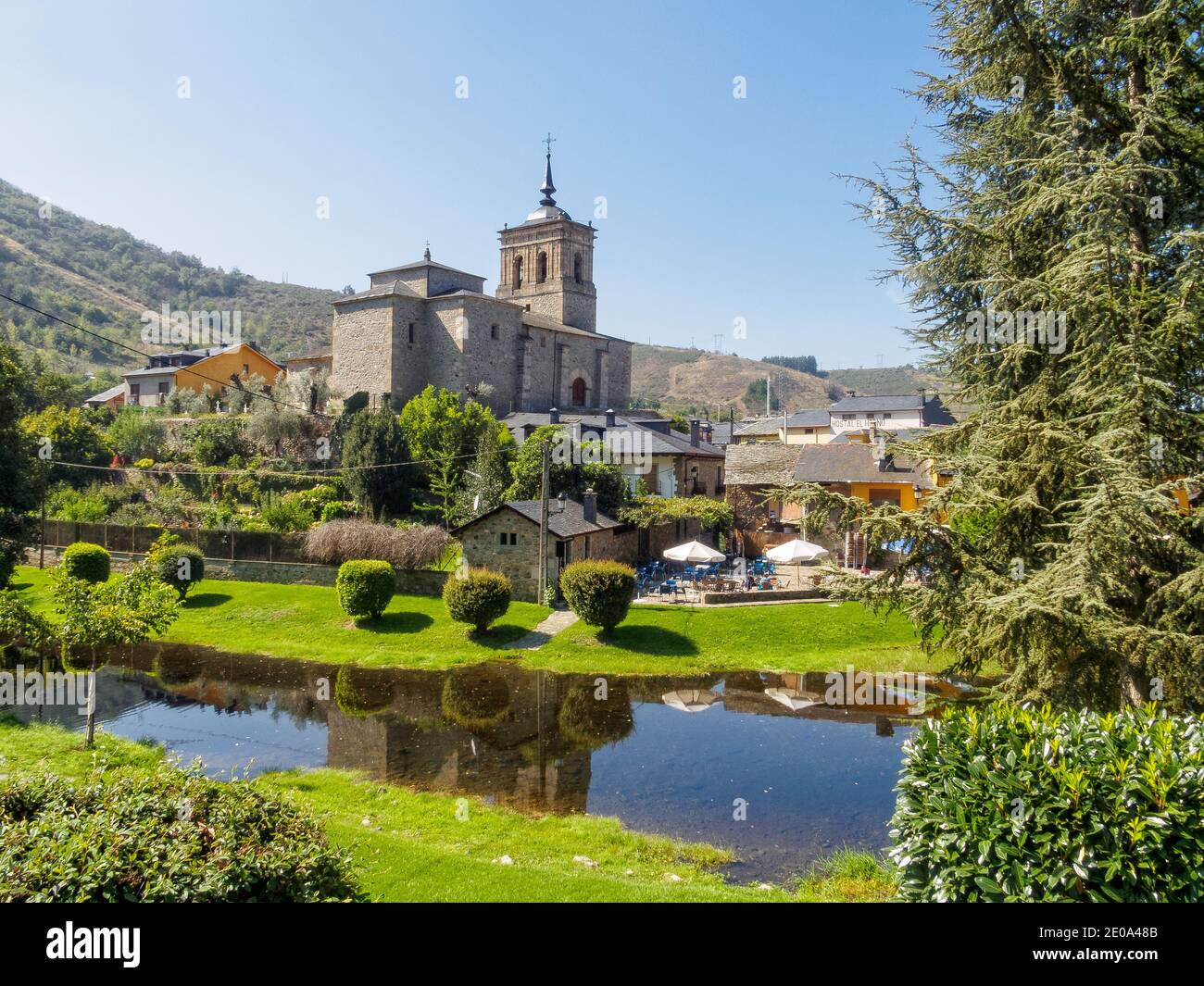 Chiesa di San Nicolas de Bari sulle rive del fiume Meurelo - Molinaseca, Castiglia e Leon, Spagna Foto Stock