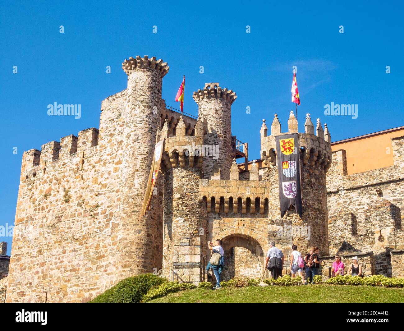 Turisti all'ingresso del 12 ° secolo Templari Castello (Castillo de los Templarios) - Ponferrada, Castiglia e Leon, Spagna Foto Stock