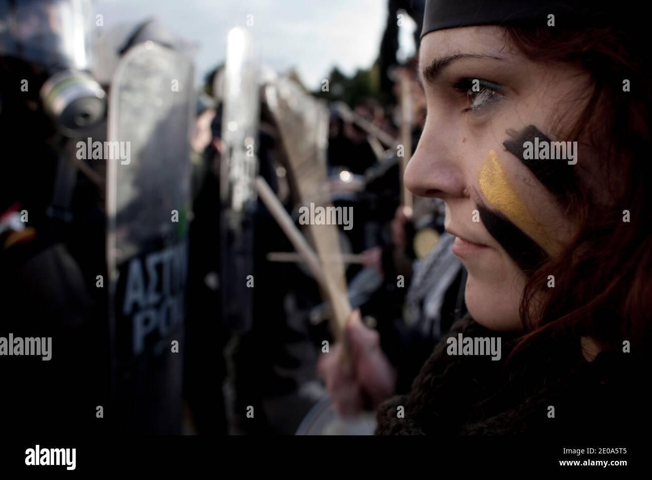 Manifestanti protesta con il tamburo davanti al Parlamento greco ad Atene, in Grecia, il 12 febbraio 2012. Migliaia di manifestanti si sono scontrati con la polizia mentre il parlamento greco si è preparato a votare un nuovo e profondamente impopolare accordo di austerità UE/FMI, per garantire un salvataggio di 130 miliardi di euro, volto a salvare la Grecia dal fallimento e ciò che il primo ministro Lucas Papademos ha ammonito sarebbe stato un 'caos economico incontrollabile?. Foto di Stefania Mizara/ABACAPRESS.COM Foto Stock