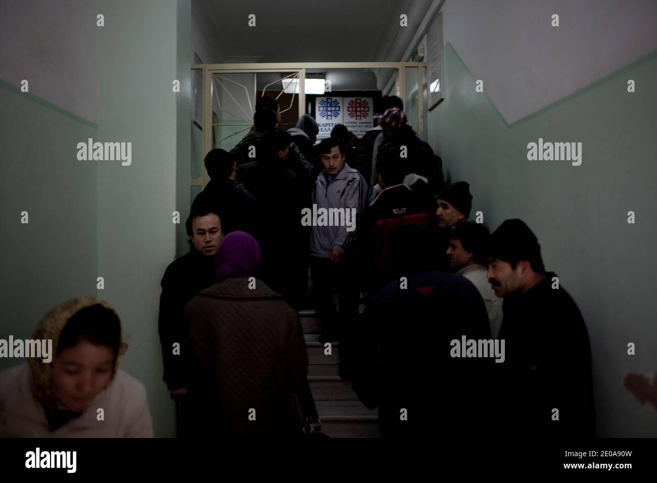 La gente aspetta di entrare nel ristorante Caritas NGO ad Atene, in Grecia, il 15 febbraio 2012. LA CARITAS è un'organizzazione internazionale della Chiesa cattolica. La Caritas Hellas ha due progetti: Un ristorante, nel suo edificio, che serve pasti caldi ogni giorno e donazioni di prodotti alimentari alle famiglie una volta al mese. Circa 250 persone pranzano ogni giorno. Foto di Sophia Petrova/ABACAPRESS.COM Foto Stock