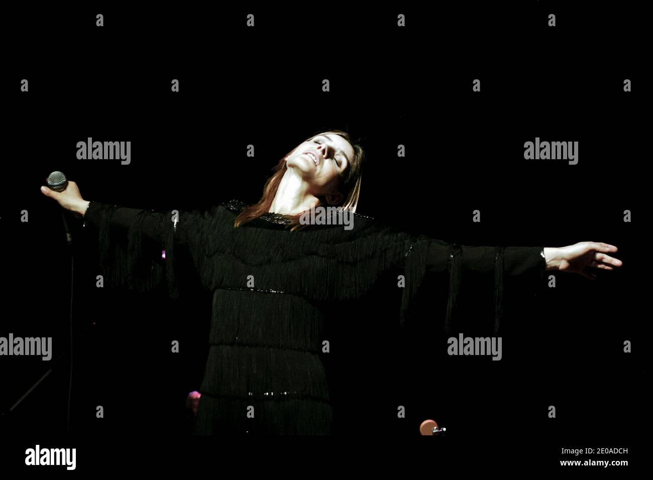 ESCLUSIVO - Clotilde Courau si esibisce durante un concerto a Varces-Allieres-et-Risset, Izere, Francia, il 18 febbraio 2012. Foto di Daniel Giry/ABACAPRESS.COM Foto Stock