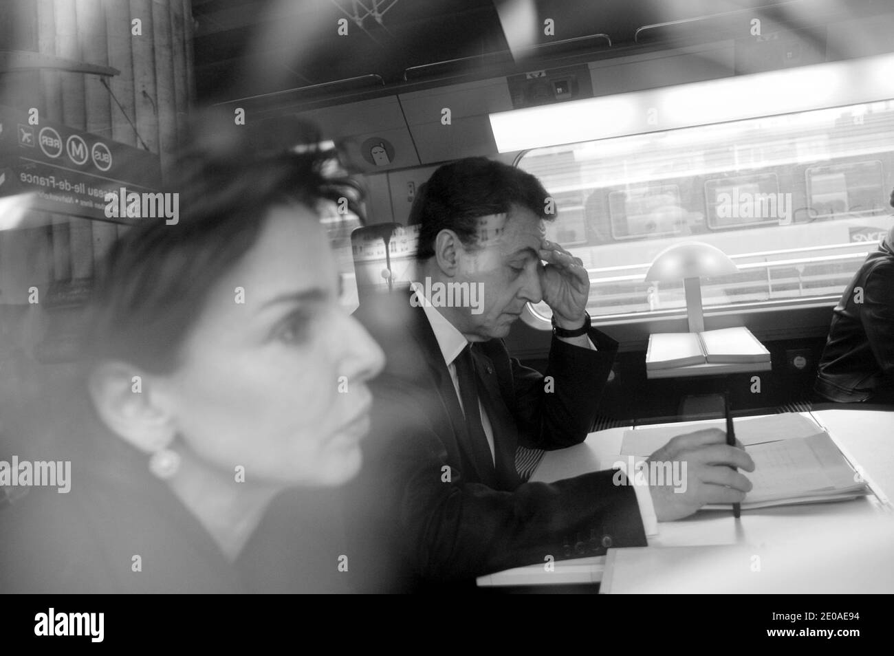 Il presidente francese e il candidato francese UMP per le elezioni presidenziali del 2012, Nicolas Sarkozy, siede su un treno ad alta velocità (TGV) vicino a Rachida dati, eurodeputato ed ex ministro della Giustizia, prima di partire per Lille, Francia, il 23 febbraio 2012, per tenere una riunione di campagna. Foto di Alain Apaydin/ABACAPRESS.COM Foto Stock