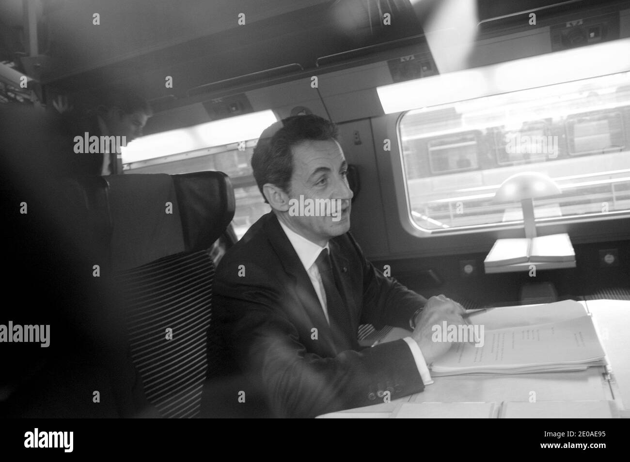 Il presidente francese e il candidato francese UMP per le elezioni presidenziali del 2012, Nicolas Sarkozy, siede su un treno ad alta velocità (TGV) vicino a Rachida dati, eurodeputato ed ex ministro della Giustizia, prima di partire per Lille, Francia, il 23 febbraio 2012, per tenere una riunione di campagna. Foto di Alain Apaydin/ABACAPRESS.COM Foto Stock