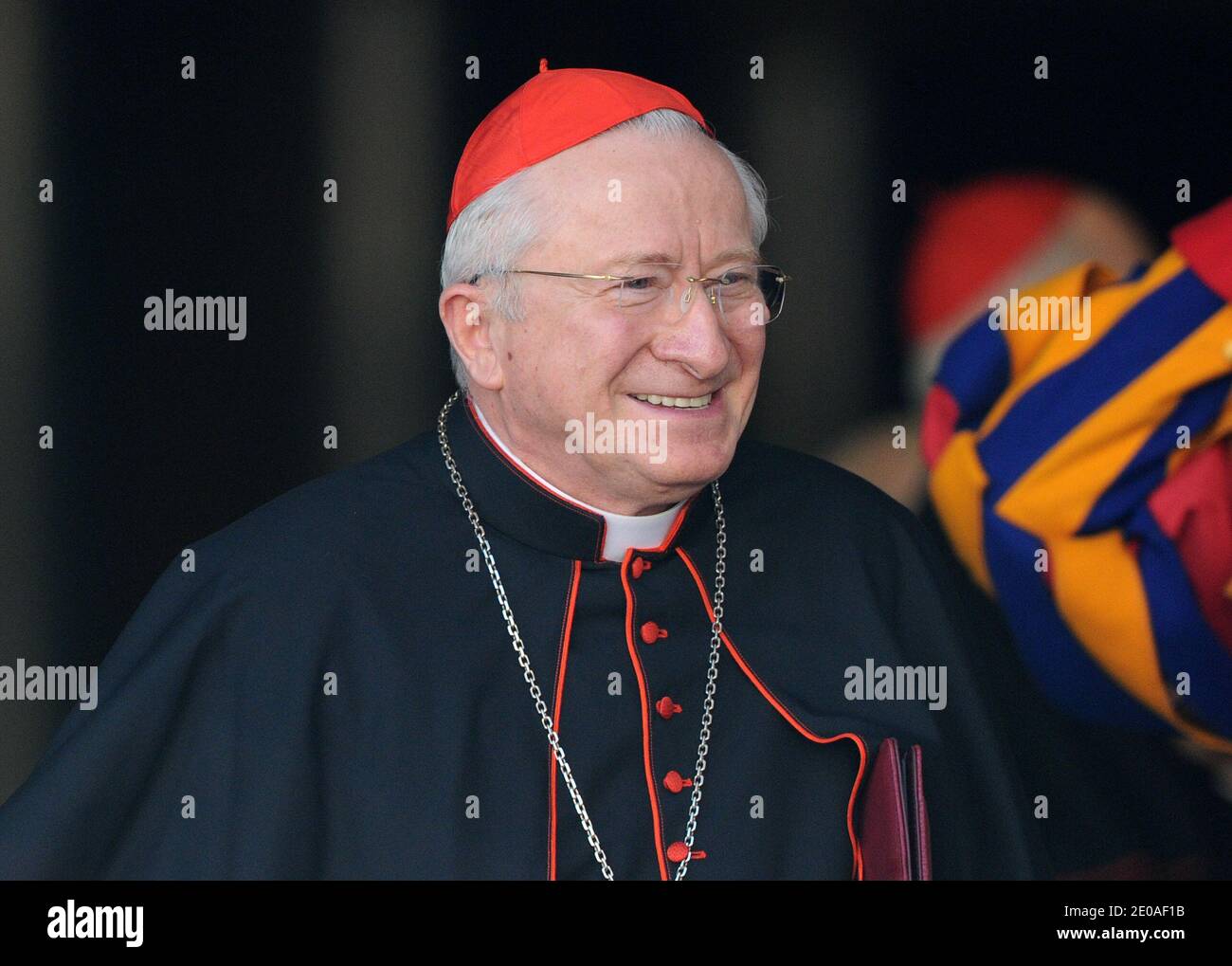 Il Cardinale Ennio Antonelli giunge in Vaticano il 17 febbraio 2012 ad un incontro dei cardinali con Papa Benedetto XVI, un giorno prima che il Papa crei 22 nuovi cardinali, i 'principi della Chiesa' tratteggiati di rosso, in una cerimonia di concistoro nella Basilica di San Pietro. Foto di Eric Vandeville /ABACAPRESS.COM Foto Stock