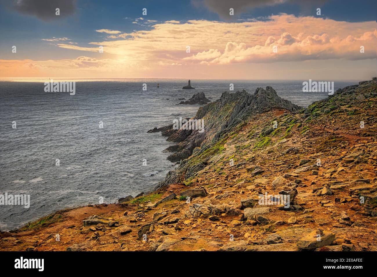 Pointe du Raz è la punta più occidentale della Francia. Si tratta di un promontorio che si affaccia sul mare di Iroise sulla costa atlantica della Bretagna. Foto Stock