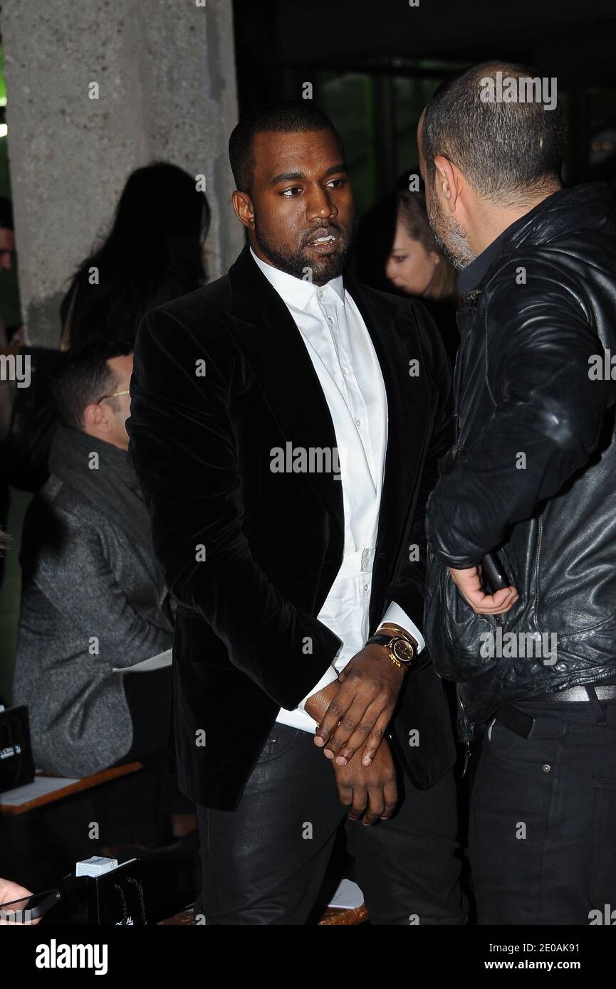 Kanye West partecipa alla mostra della collezione Ready-to-Wear di Anthony Vaccarello Autunno-Inverno 2012-2013 che si tiene alla Cité de la Mode et du Design di Parigi, Francia, il 28 febbraio 2012. Foto di Nicolas Briquet/ABACAPRESS.COM Foto Stock