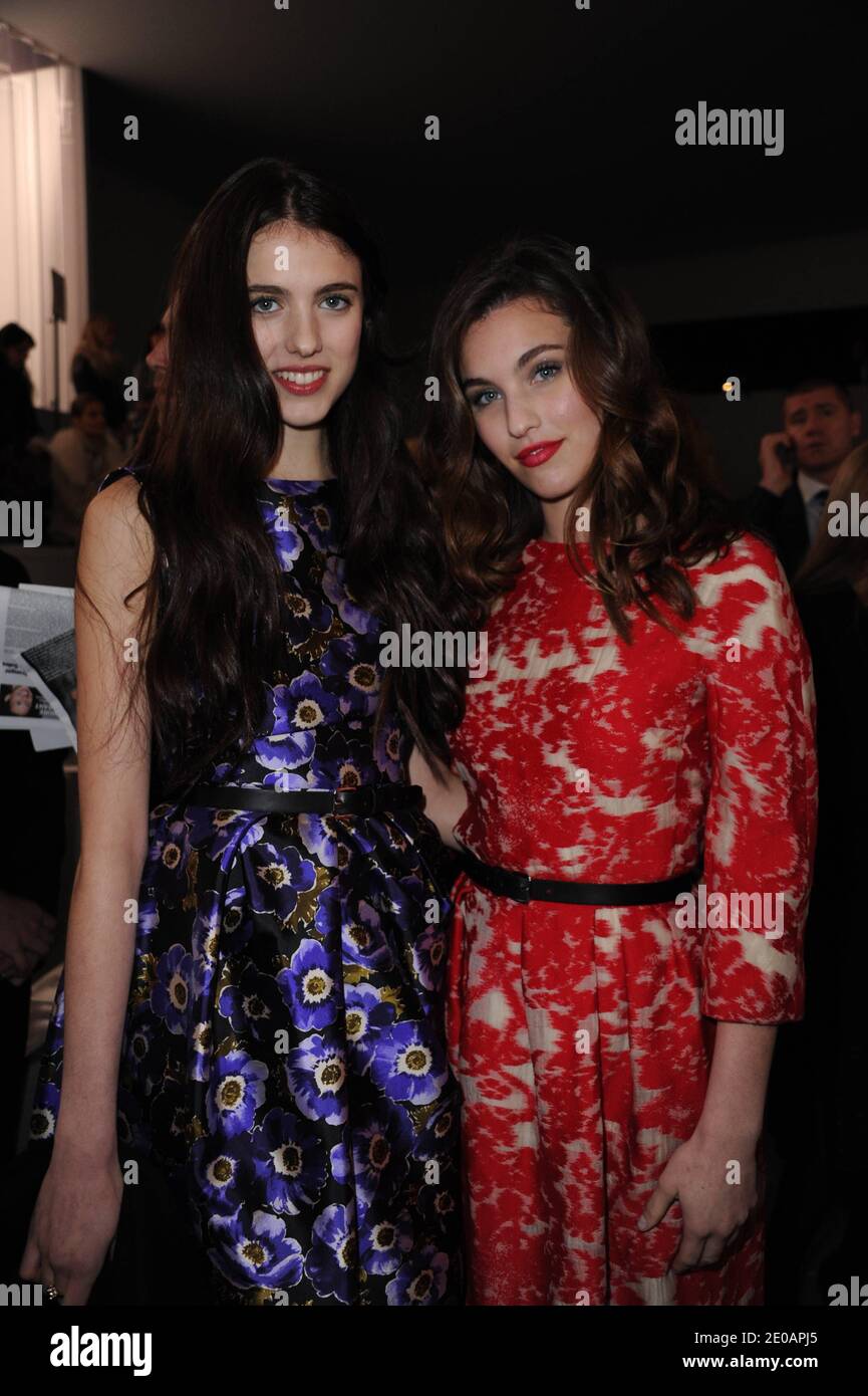 Sarah Margaret Qualley (L) e Rainey Qualley in prima fila per la mostra Christian Dior Ready-to-wear Autunno/Inverno 2012 nell'ambito della Paris Fashion Week, a Parigi, Francia, il 2 marzo 2012. Foto di Thierry Orban/ABACAPRESS.COM Foto Stock