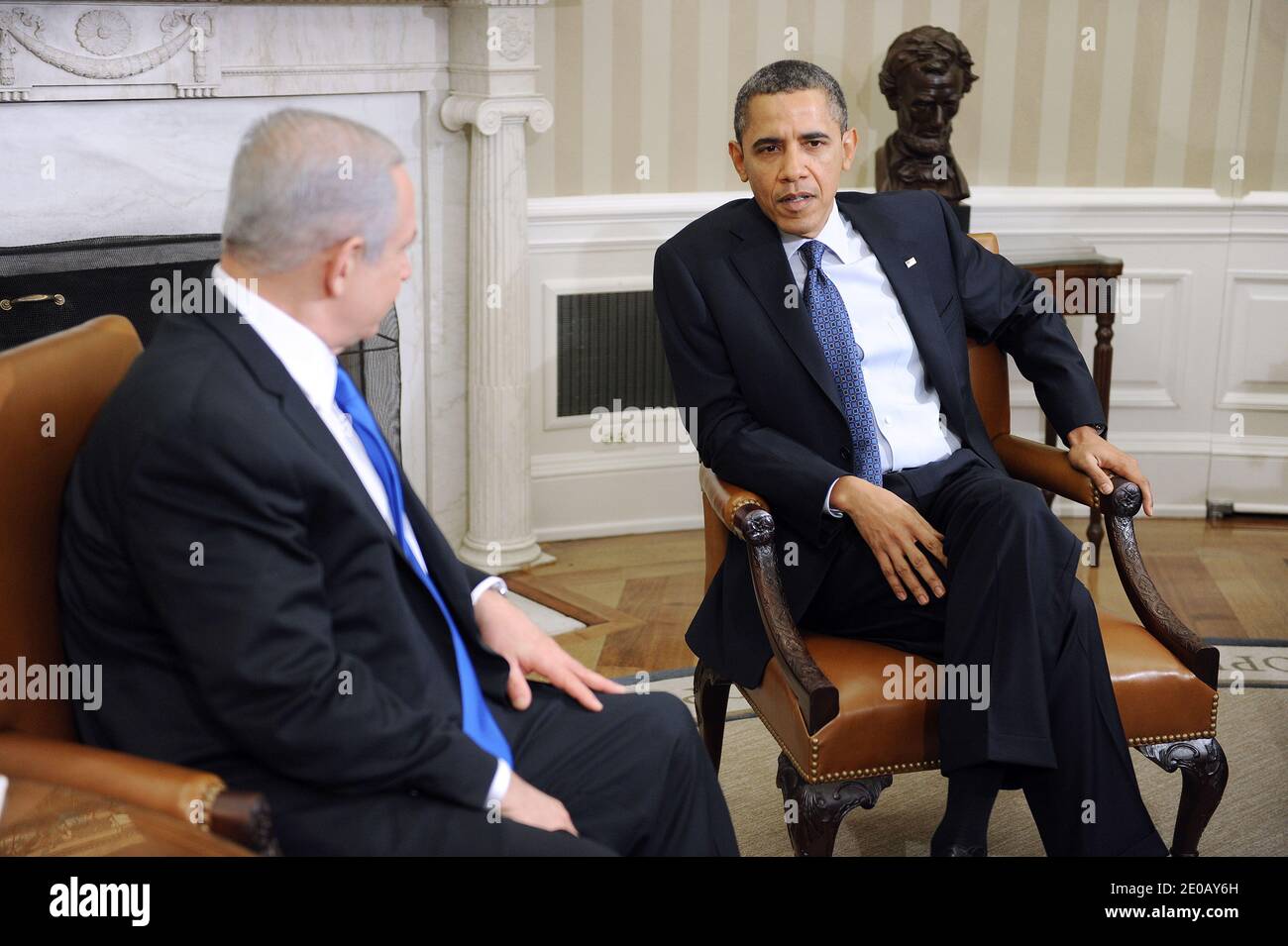 Il presidente degli Stati Uniti Barack Obama (R) incontra il primo ministro Benjamin Netanyahu nell'ufficio ovale alla Casa Bianca il 5 marzo 2012 a Washington, DC. I due leader hanno discusso della pace in Medio Oriente e delle crescenti preoccupazioni di Israele nei confronti dell'Iran che produce armi nucleari. Foto di Olivier Douliery/ABACAPRESS.COM Foto Stock