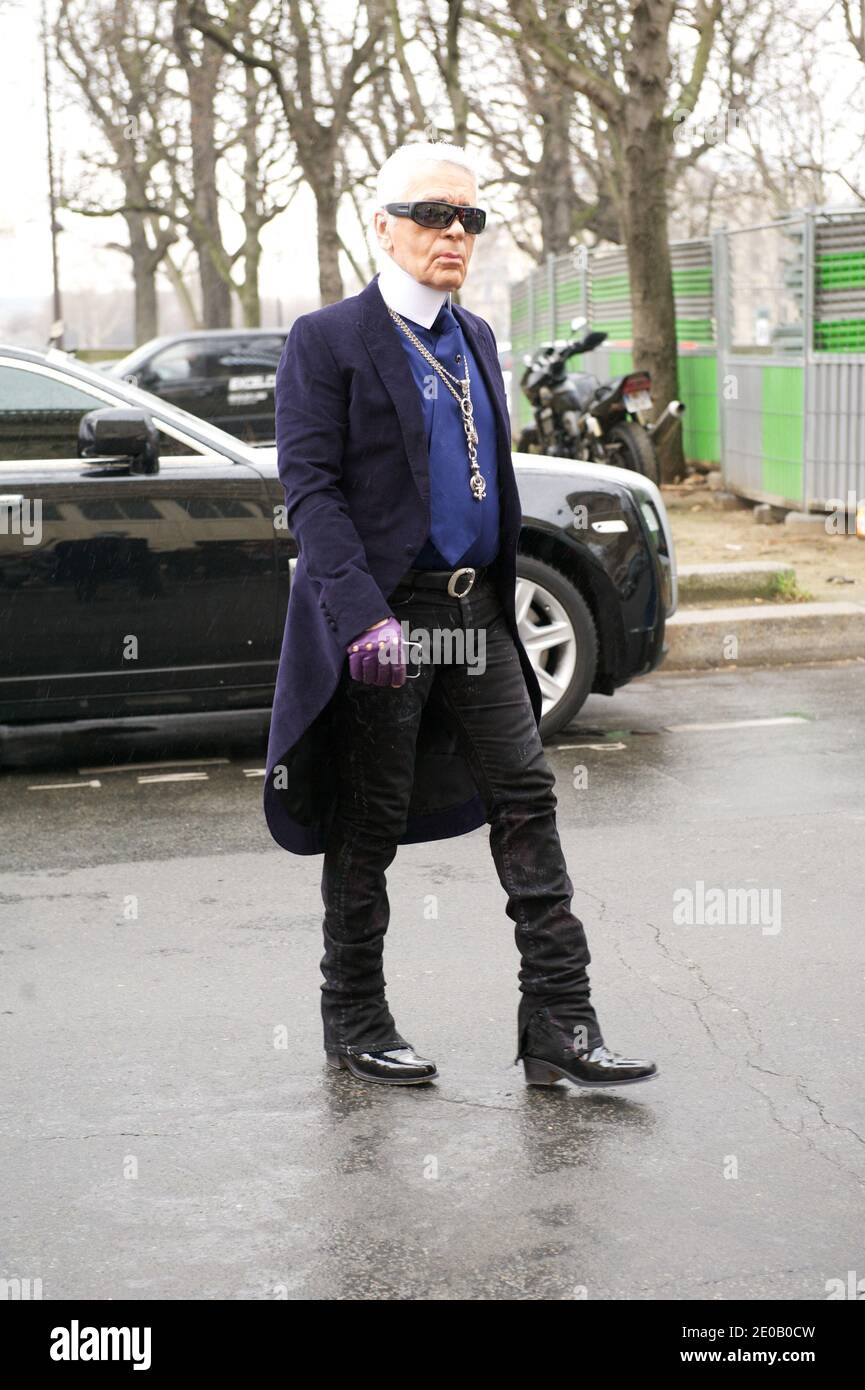 Lo stilista tedesco Karl Lagerfeld arriva alla sfilata di moda Chanel che si tiene il 6 marzo 2012 al Grand Palais di Parigi. Foto di Alban Wyters/ABACAPRESS.COM Foto Stock