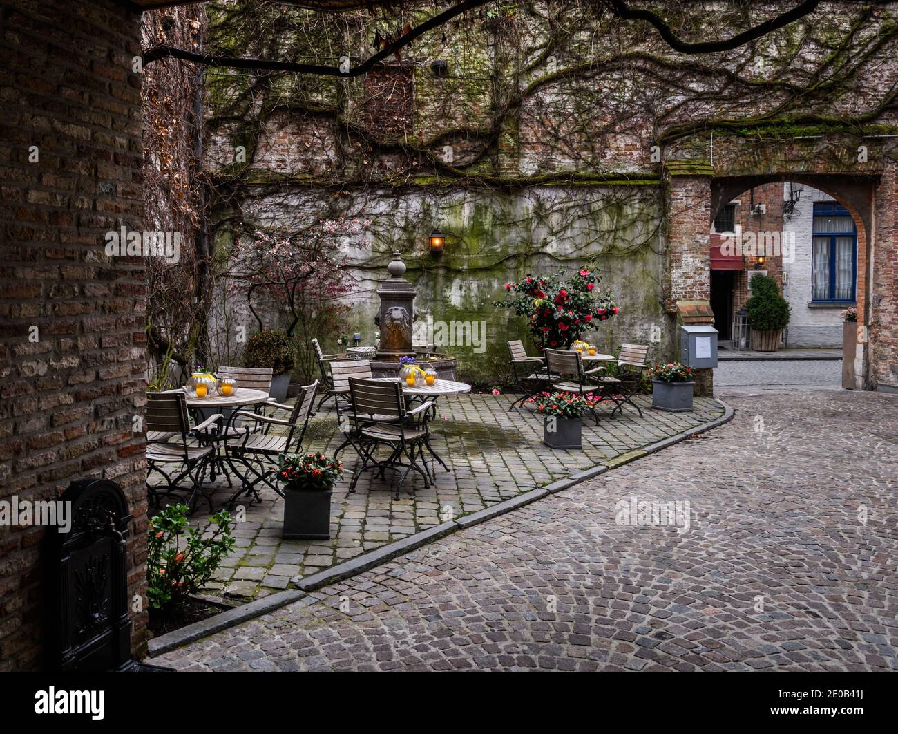 Bruge Belgium patio esterno con cancello e mattoni Foto Stock