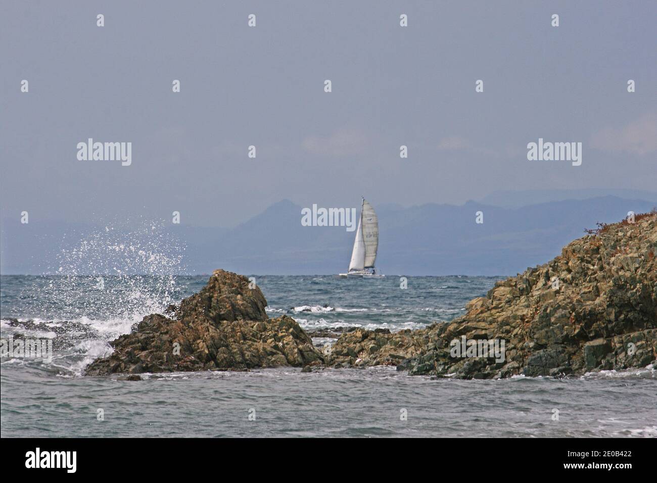 Uno yacht si avvicina alla parte aspro della costa dell'isola di Tabarca. Non è il posto migliore se ci sono venti onshore - una riva lee. Foto Stock