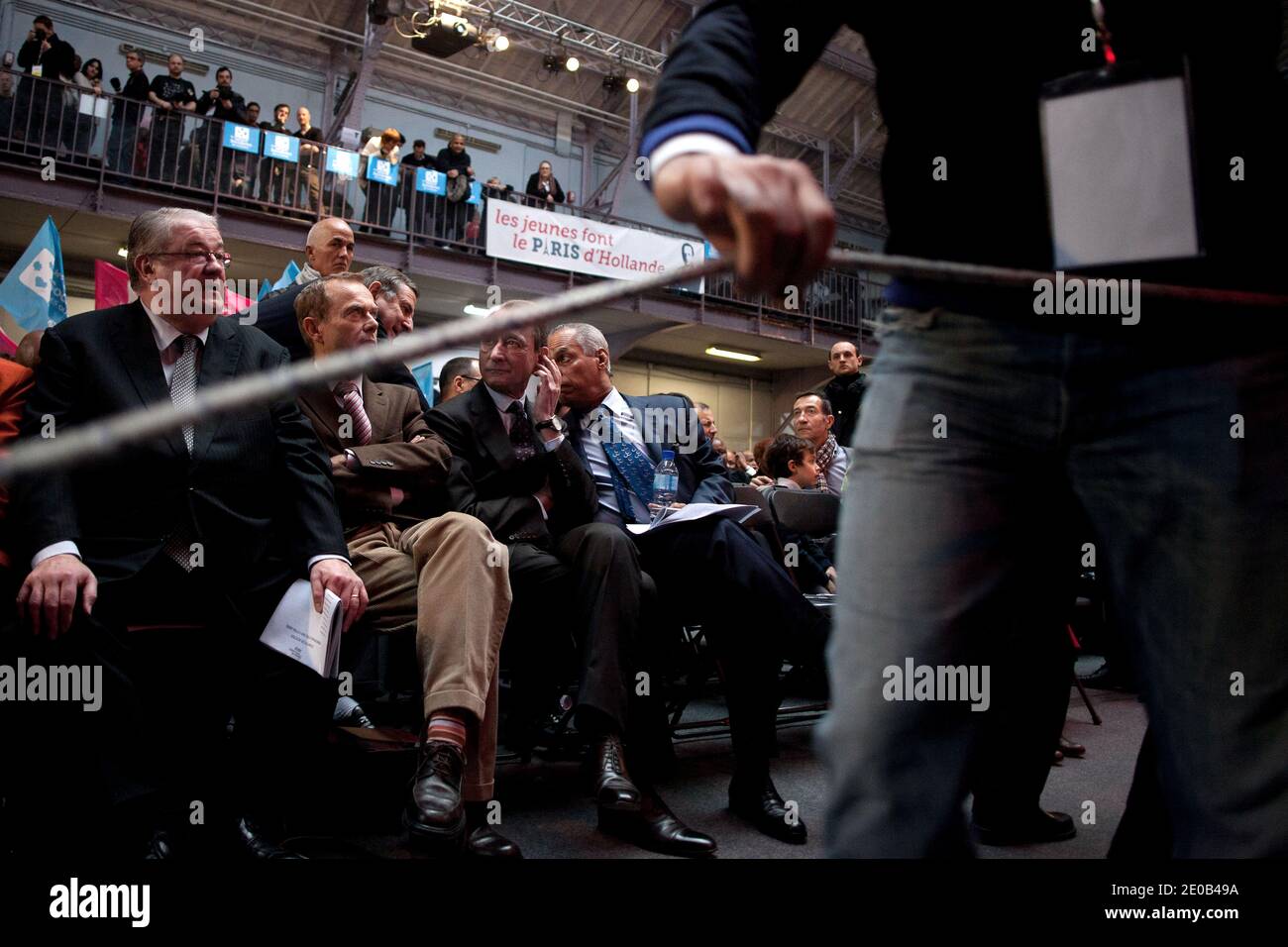 18° distretto del sindaco di Parigi Daniel Vaillant, il sindaco di Parigi Bertrand Delanoe e Victorin Lurel partecipano ad una riunione del candidato del Partito Socialista d'opposizione francese (PS) per l'elezione presidenziale francese Francois Hollande del 2012, il 10 marzo 2012 a Parigi. Foto di Stephane Lemouton/ABACAPRESS.COM. Foto Stock