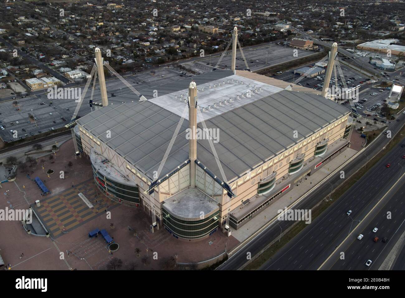 Una veduta aerea dell'Alamodome, martedì 29 dicembre 2020, a San Antonio, Texas. Foto Stock
