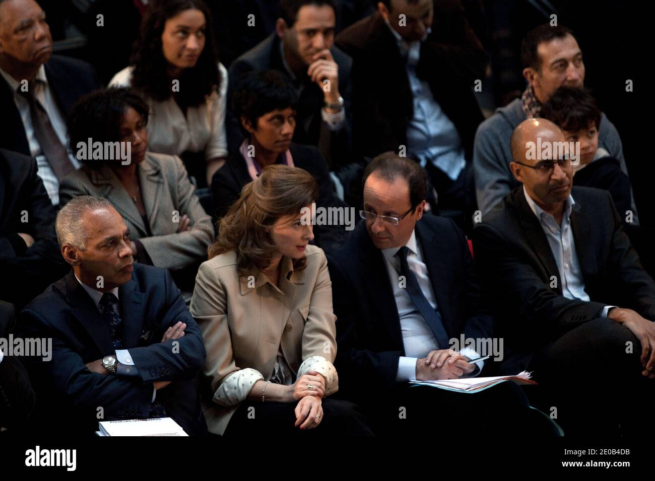 Il candidato del Partito Socialista d'opposizione francese (PS) alle elezioni presidenziali francesi del 2012, Francois Hollande siede presso il suo compagno Valerie Trierweiler, Victorin Lurel e Harlem Desir durante una riunione di campagna a Parigi, Francia, il 10 marzo 2012. Foto di Stephane Lemouton/ABACAPRESS.COM. Foto Stock