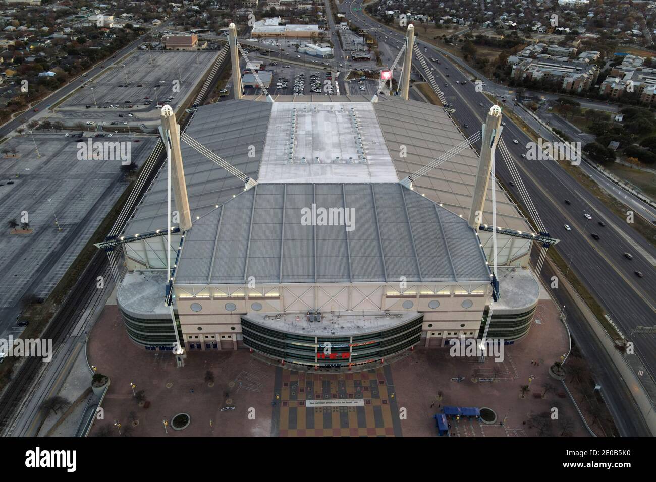 Una veduta aerea dell'Alamodome, martedì 29 dicembre 2020, a San Antonio, Texas. Foto Stock
