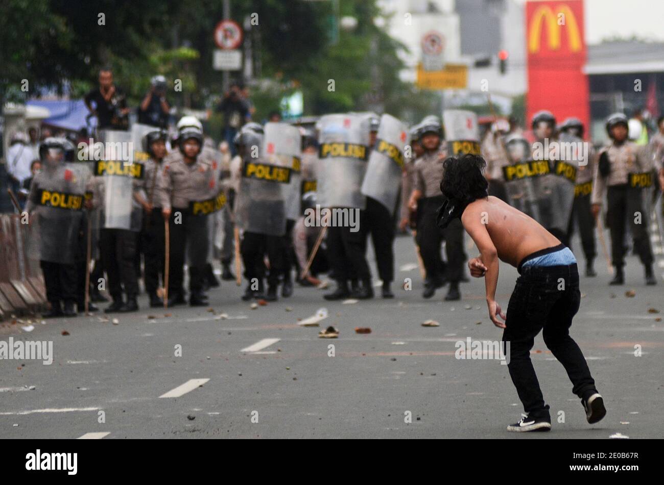 Gli studenti indonesiani gridano slogan ai poliziotti indonesiani durante una protesta contro il piano del governo di aumentare i prezzi del carburante sovvenzionato a Giacarta, Indonesia, il 12 marzo 2012. Le relazioni affermano che il governo indonesiano prevede di aumentare il prezzo del carburante sovvenzionato in aprile per ridurre i costi di sovvenzione del carburante nel bilancio statale in base alla situazione economica del paese e all'aumento dei prezzi mondiali del petrolio. Foto di Nurcholis/ABACAPRESS.COM Foto Stock