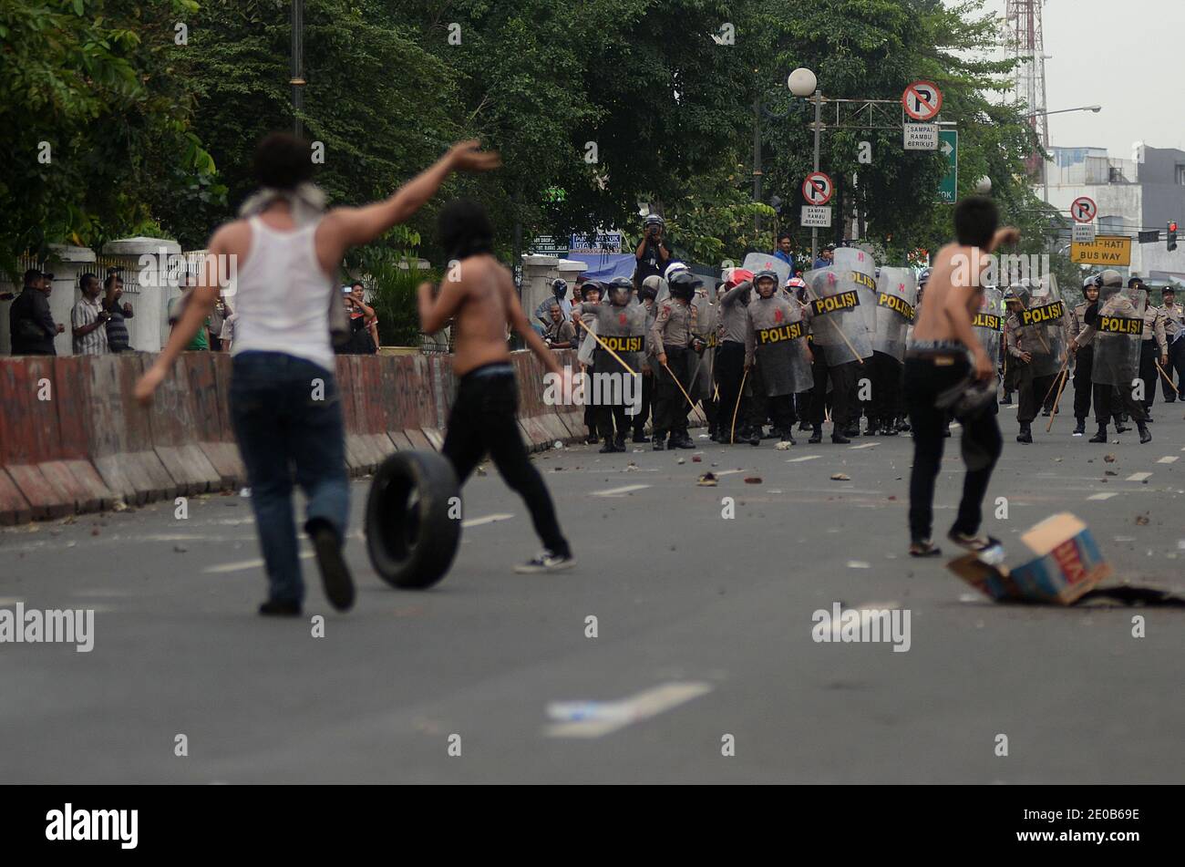 Gli studenti indonesiani gridano slogan ai poliziotti indonesiani durante una protesta contro il piano del governo di aumentare i prezzi del carburante sovvenzionato a Giacarta, Indonesia, il 12 marzo 2012. Le relazioni affermano che il governo indonesiano prevede di aumentare il prezzo del carburante sovvenzionato in aprile per ridurre i costi di sovvenzione del carburante nel bilancio statale in base alla situazione economica del paese e all'aumento dei prezzi mondiali del petrolio. Foto di Nurcholis/ABACAPRESS.COM Foto Stock