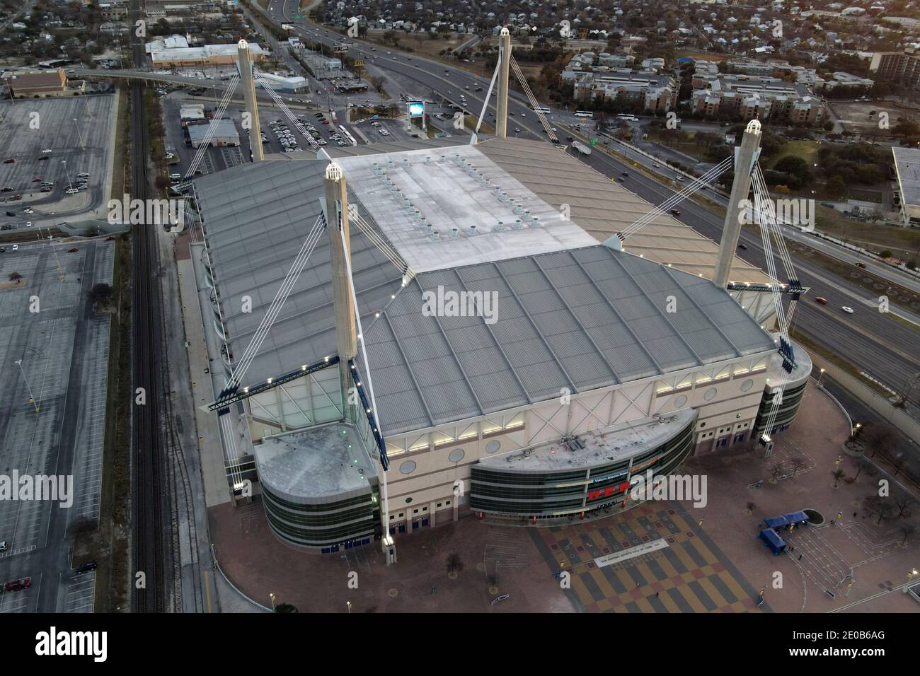 Una veduta aerea dell'Alamodome, martedì 29 dicembre 2020, a San Antonio, Texas. Foto Stock