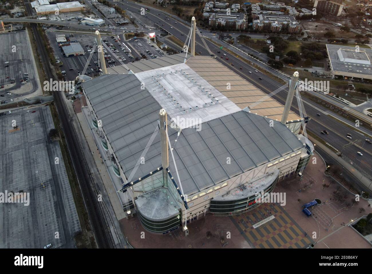 Una veduta aerea dell'Alamodome, martedì 29 dicembre 2020, a San Antonio, Texas. Foto Stock