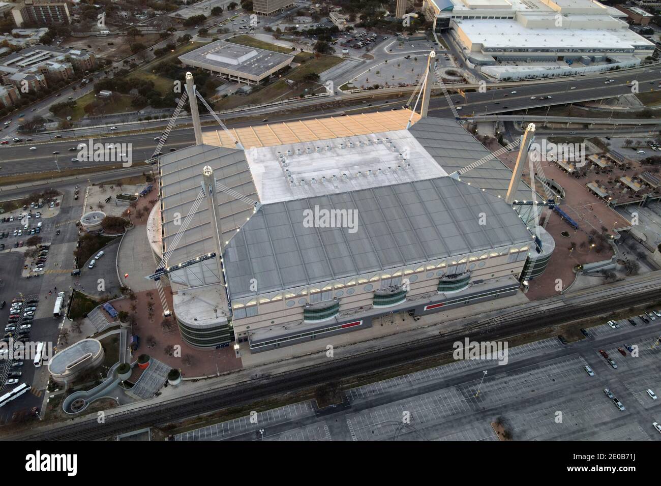 Una veduta aerea dell'Alamodome, martedì 29 dicembre 2020, a San Antonio, Texas. Foto Stock