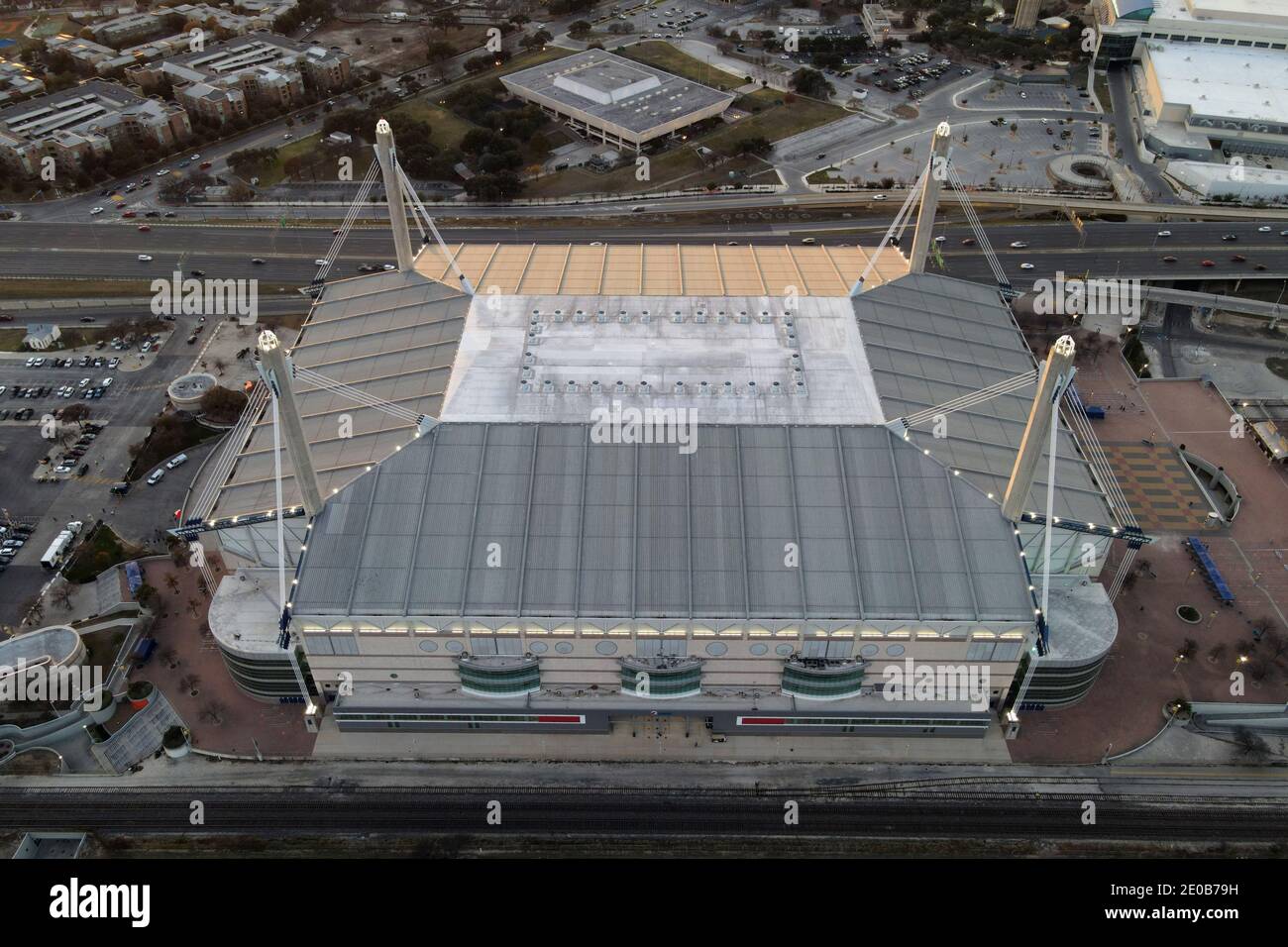 Una veduta aerea dell'Alamodome, martedì 29 dicembre 2020, a San Antonio, Texas. Foto Stock