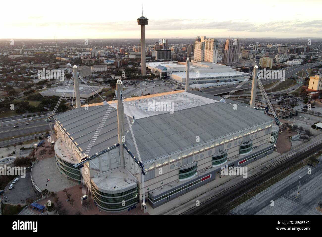 Una vista aerea dell'Alamodome con la Torre delle Americhe e lo skyline del centro come sfondo, martedì 29 dicembre 2020, a San Antonio, Texas. Foto Stock