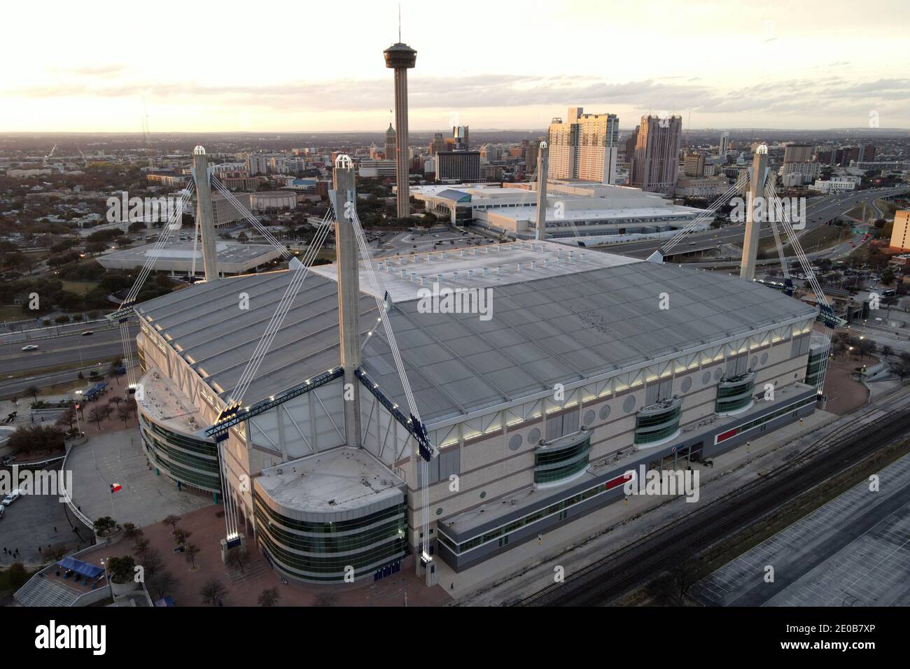 Una vista aerea dell'Alamodome con la Torre delle Americhe e lo skyline del centro come sfondo, martedì 29 dicembre 2020, a San Antonio, Texas. Foto Stock