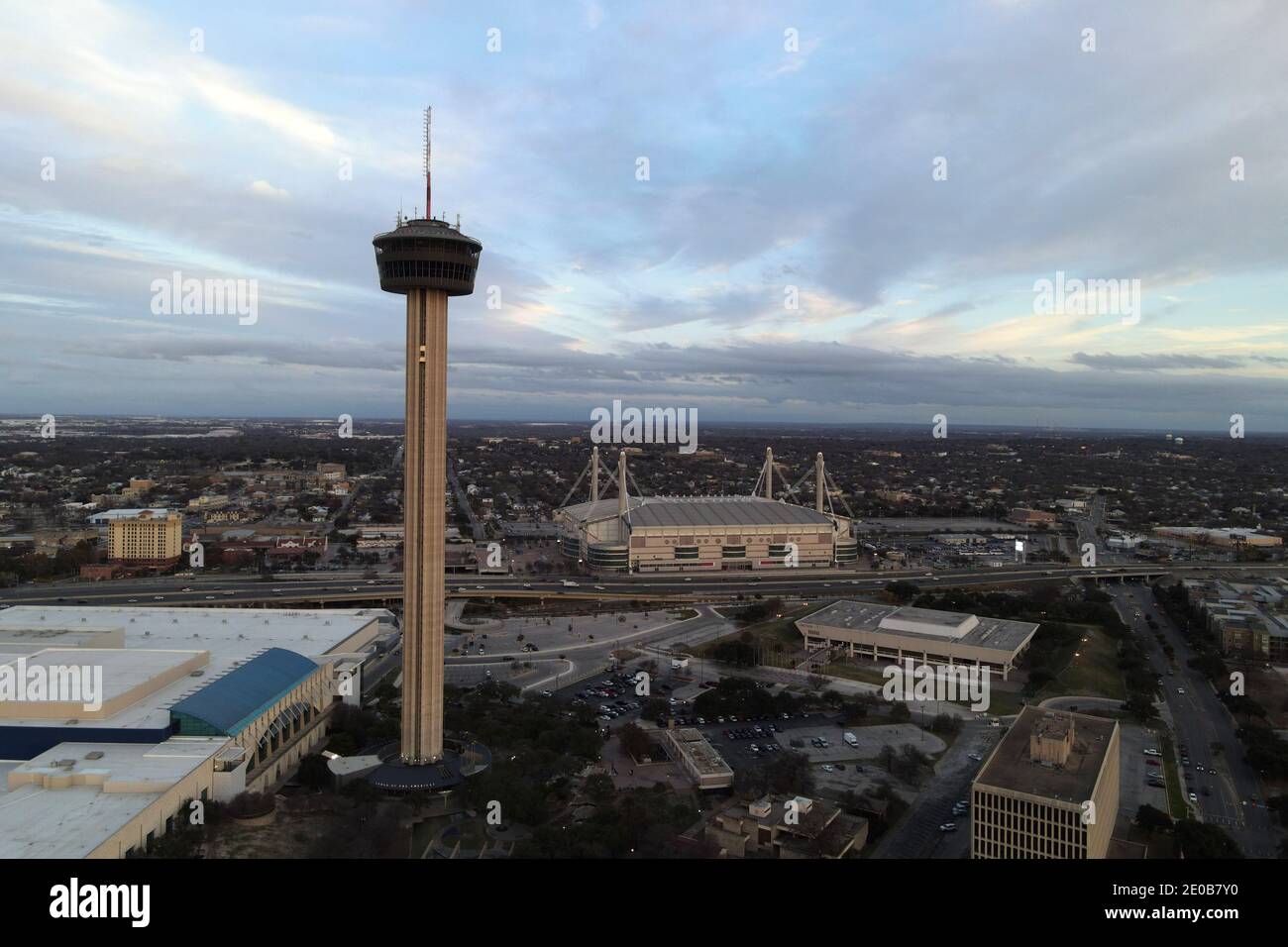 Una vista aerea dell'Alamodome con la Torre delle Americhe e lo skyline del centro come sfondo, martedì 29 dicembre 2020, a San Antonio, Texas. Foto Stock