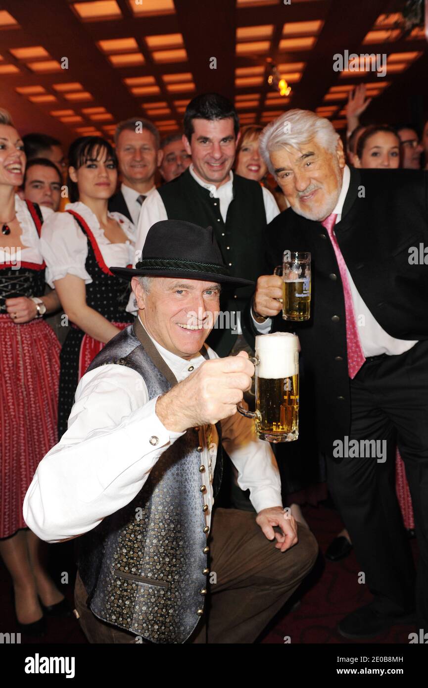 Mario Adorf, Werner Kuechler partecipa a un festival della birra a tema bavarese, ospitato dal direttore del Relais Plaza Werner Kuechler, per celebrare i suoi 40 anni di carriera al Plaza Athenee, a Parigi, Francia, il 15 marzo 2012. Foto di Thierry Orban/ABACAPRESS.COM Foto Stock