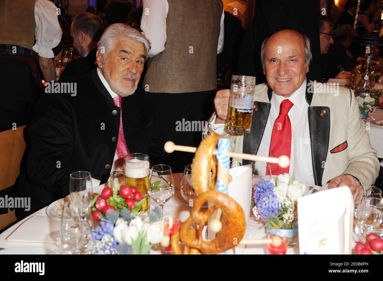 Mario Adorf, Axel Ganz partecipa a un festival della birra a tema bavarese ospitato dal direttore del Relais Plaza Werner Kuechler per celebrare i suoi 40 anni di carriera al Plaza Athenee, a Parigi, in Francia, il 15 marzo 2012. Foto di Thierry Orban/ABACAPRESS.COM Foto Stock