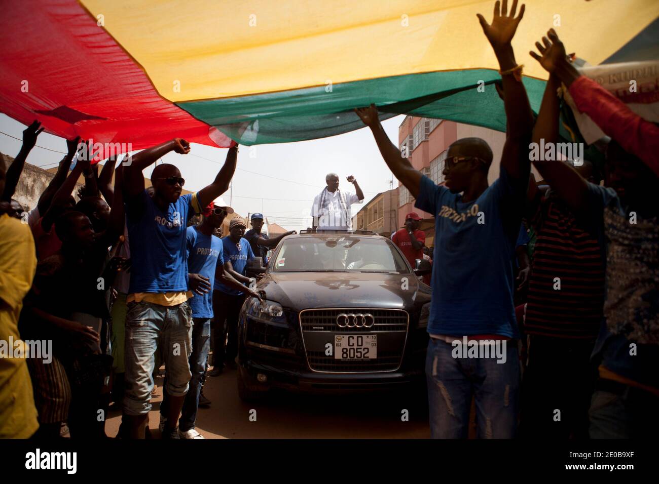 Guinea Bissau candidato presidenziale Manuel Serifo Nhamadjo con sostenitori, gesti durante la sua campagna presidenziale rally a Bissau, Guinea-Bissau, il 16 marzo 2012. La Guinea-Bissau eleggerà un nuovo presidente domenica, il 18 marzo 2012, un test chiave per il fragile stato soggetto a golpe, dove un potente esercito ha resistito alle riforme, e i cartelli della cocaina hanno radici profonde. Foto di Julien Tack/ABACAPRESS.COM Foto Stock