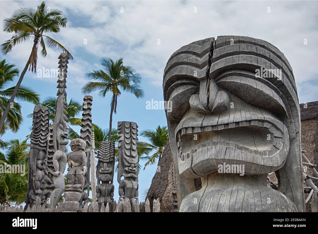 Hale o Keawe, sculture in legno. Parco storico nazionale di pu'uhonua o Hōnaunau. Big Island Hawaii Foto Stock