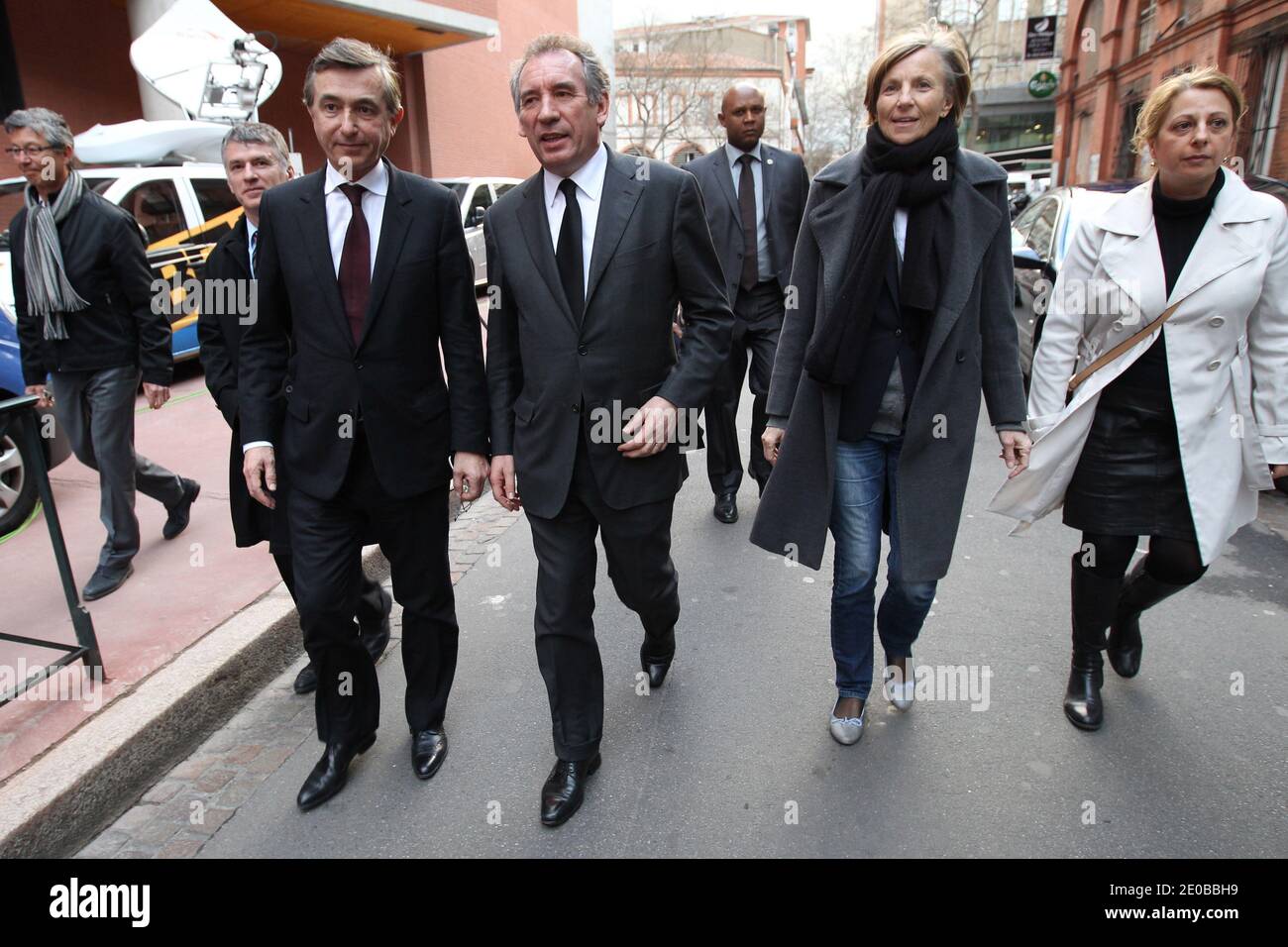 Philippe Douste-Blazy, presidente del moderno partito centrista e candidato alle elezioni presidenziali francesi del 2012, Francois Bayrou Marielle de Sarnez arriva alla Grande sinagoga di Tolosa, Francia sudoccidentale, dopo l'odierna ripresa della scuola ebraica 'Ozar Hatorah' di Tolosa. Quattro persone (tre dei quali bambini), sono state uccise e una gravemente ferita quando un pistolero ha aperto il fuoco. Questo è il terzo attacco di pistola in una settimana da parte di un uomo fuggito su una moto. Foto di Manuel Blondau/ABACAPRESS.COM Foto Stock