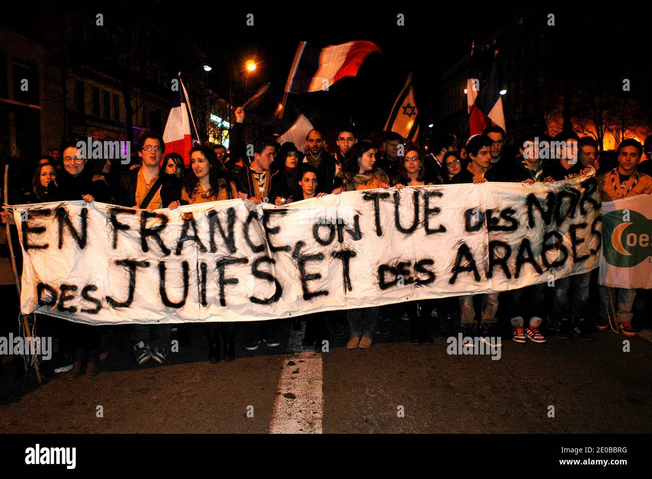 I membri della comunità ebraica si manifestano su Place de la Bastille a Parigi, in Francia, il 19 marzo 2012, in occasione di una marcia silenziosa per rendere omaggio alle vittime delle riprese della scuola di Tolosa, durante una veglia notturna. Quattro persone, tra cui tre bambini, sono state uccise e altre ferite dopo che un pistolero ha aperto il fuoco fuori da una scuola ebraica a Tolosa, quando i genitori hanno lasciato i loro figli per le lezioni mattutine. Foto di Alain Apaydin/ABACAPRESS.COM Foto Stock