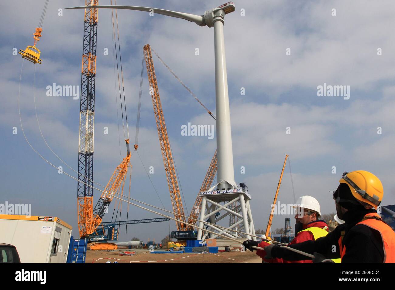 I tecnici ispezionano le pale di una turbina eolica "Haliade 150" nel sito eolico offshore di Alstom a le Carnet, sull'estuario della Loira, vicino a Saint Nazaire, Francia occidentale, il 16 marzo 2012. LM Wind Power Group, Danimarca, si è sviluppato in una partnership strategica con Alstom, la pala per turbine eoliche più lunga mai prodotta, progettata per adattarsi alla nuova turbina eolica da 6 MW di Alstom per il crescente mercato eolico offshore europeo. La turbina eolica verrà testata a terra sul sito di le Carnet. Foto di Laetitia Notarianni/ABACAPRESS.COM Foto Stock