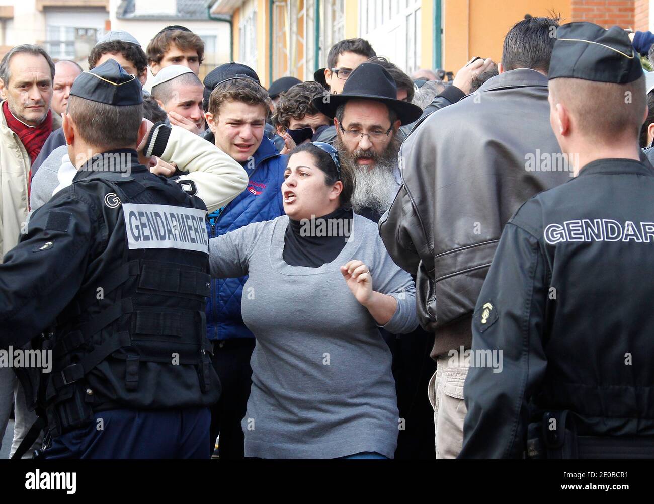 Atmosfera di fronte alla scuola ebraica 'Ozar Hatorah' per una cerimonia funeraria a Tolosa, nella Francia sudoccidentale, il 20 marzo 2012 un giorno dopo l'attacco delle armi. I corpi di tre bambini franco-israeliani e di un insegnante ebreo uccisi in un attacco di armi hanno iniziato il loro viaggio martedì dalla scuola dove sono morti alla loro sepoltura in Israele. I corpi dovevano essere volati dall'aeroporto di Parigi Charles de Gaulle martedì più tardi per un funerale in Israele il giorno successivo. Foto di Patrick Bernard/ABACAPRESS.COM Foto Stock