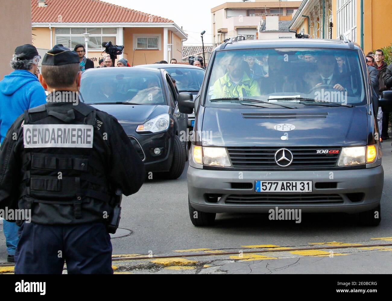 Atmosfera di fronte alla scuola ebraica 'Ozar Hatorah' per una cerimonia funeraria a Tolosa, nella Francia sudoccidentale, il 20 marzo 2012 un giorno dopo l'attacco delle armi. I corpi di tre bambini franco-israeliani e di un insegnante ebreo uccisi in un attacco di armi hanno iniziato il loro viaggio martedì dalla scuola dove sono morti alla loro sepoltura in Israele. I corpi dovevano essere volati dall'aeroporto di Parigi Charles de Gaulle martedì più tardi per un funerale in Israele il giorno successivo. Foto di Patrick Bernard/ABACAPRESS.COM Foto Stock