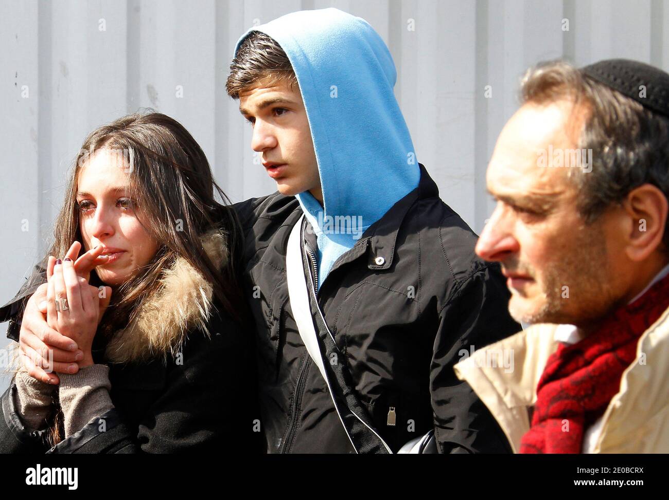 Atmosfera di fronte alla scuola ebraica 'Ozar Hatorah' per una cerimonia funeraria a Tolosa, nella Francia sudoccidentale, il 20 marzo 2012 un giorno dopo l'attacco delle armi. I corpi di tre bambini franco-israeliani e di un insegnante ebreo uccisi in un attacco di armi hanno iniziato il loro viaggio martedì dalla scuola dove sono morti alla loro sepoltura in Israele. I corpi dovevano essere volati dall'aeroporto di Parigi Charles de Gaulle martedì più tardi per un funerale in Israele il giorno successivo. Foto di Patrick Bernard/ABACAPRESS.COM Foto Stock