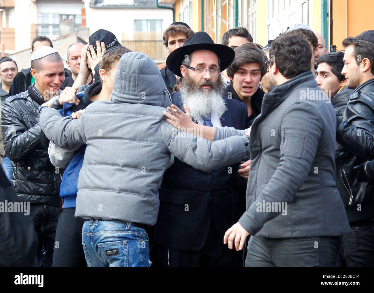 Atmosfera di fronte alla scuola ebraica 'Ozar Hatorah' per una cerimonia funeraria a Tolosa, nella Francia sudoccidentale, il 20 marzo 2012 un giorno dopo l'attacco delle armi. I corpi di tre bambini franco-israeliani e di un insegnante ebreo uccisi in un attacco di armi hanno iniziato il loro viaggio martedì dalla scuola dove sono morti alla loro sepoltura in Israele. I corpi dovevano essere volati dall'aeroporto di Parigi Charles de Gaulle martedì più tardi per un funerale in Israele il giorno successivo. Foto di Patrick Bernard/ABACAPRESS.COM Foto Stock