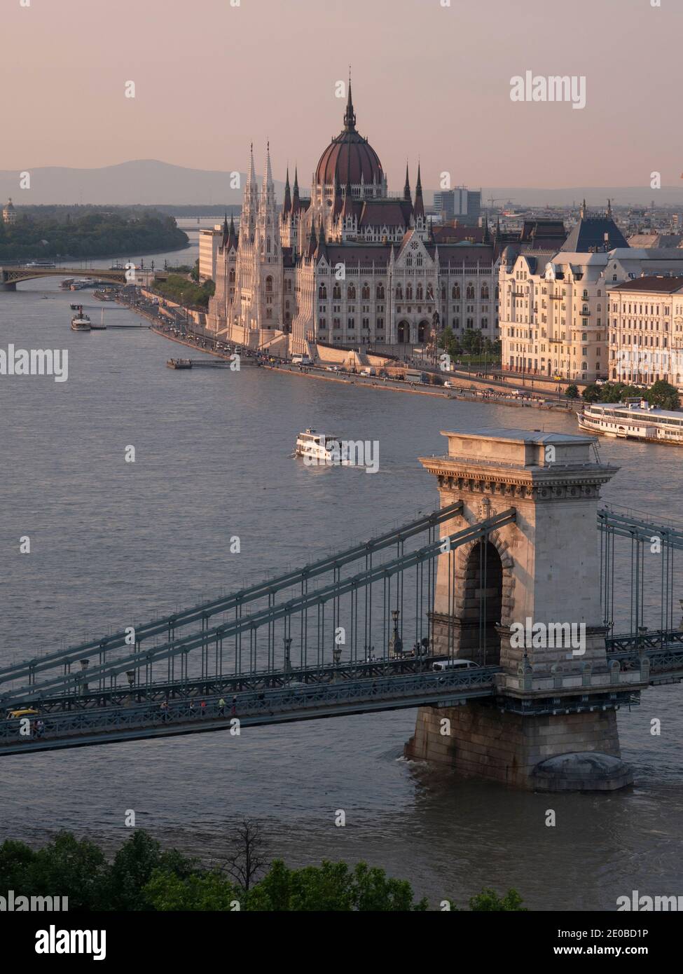 tramonto vicino al ponte a catena e al parlamento ungherese a budapest, ungheria Foto Stock