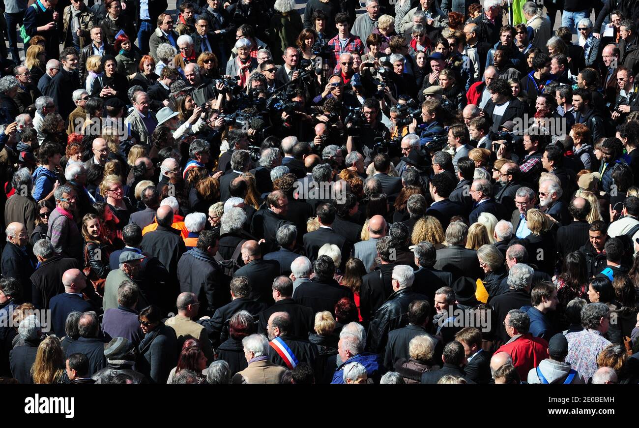 Centinaia di persone rende omaggio, il 23 marzo 2012, alla piazza principale del Campidoglio di Tolosa, nella Francia sudoccidentale, alle sette vittime dell'autoproclamato militante al-Qaeda Mohamed Merah. Foto di Mousse/ABACAPRESS.COM Foto Stock