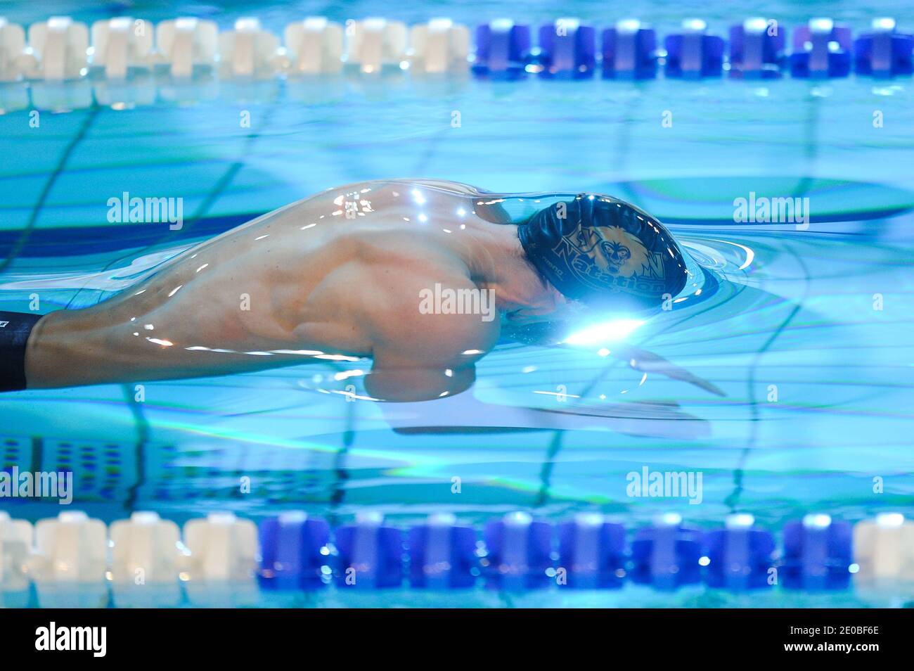 Romain Sassot compete sulla semifinale da 100 metri di farfalla maschile durante i campionati francesi di nuoto, a Dunkerque, nel nord della Francia, il 23 marzo 2012. Foto di Nicolas Gouhier/ABACAPRESS.COM Foto Stock