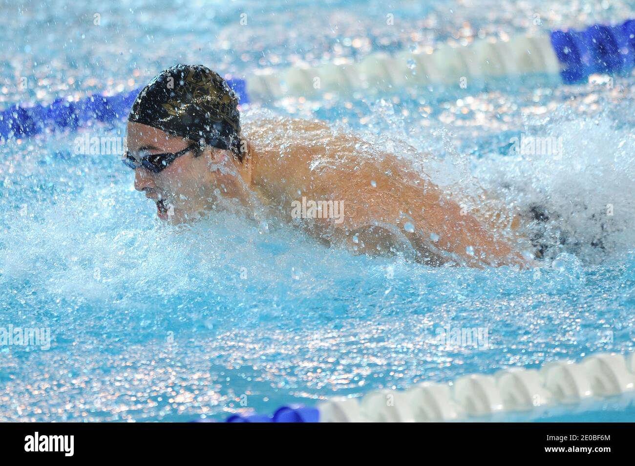 Romain Sassot compete sulla semifinale da 100 metri di farfalla maschile durante i campionati francesi di nuoto, a Dunkerque, nel nord della Francia, il 23 marzo 2012. Foto di Nicolas Gouhier/ABACAPRESS.COM Foto Stock