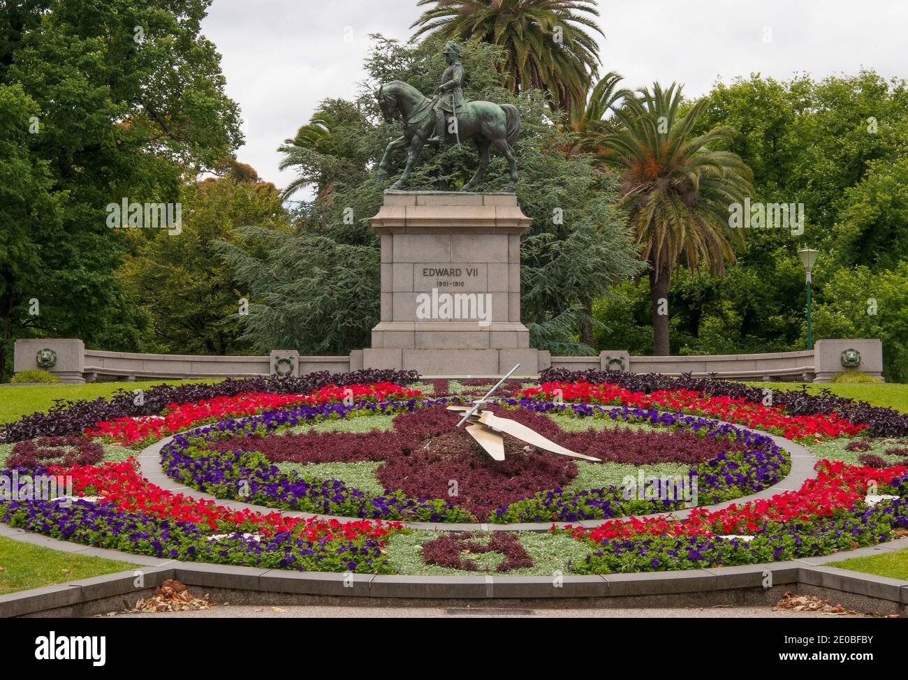 Orologio floreale e monumento al Re Edoardo VII nei giardini del Kings Domain, di fronte a St Kilda Road, Melbourne, dicembre 2020. Foto Stock