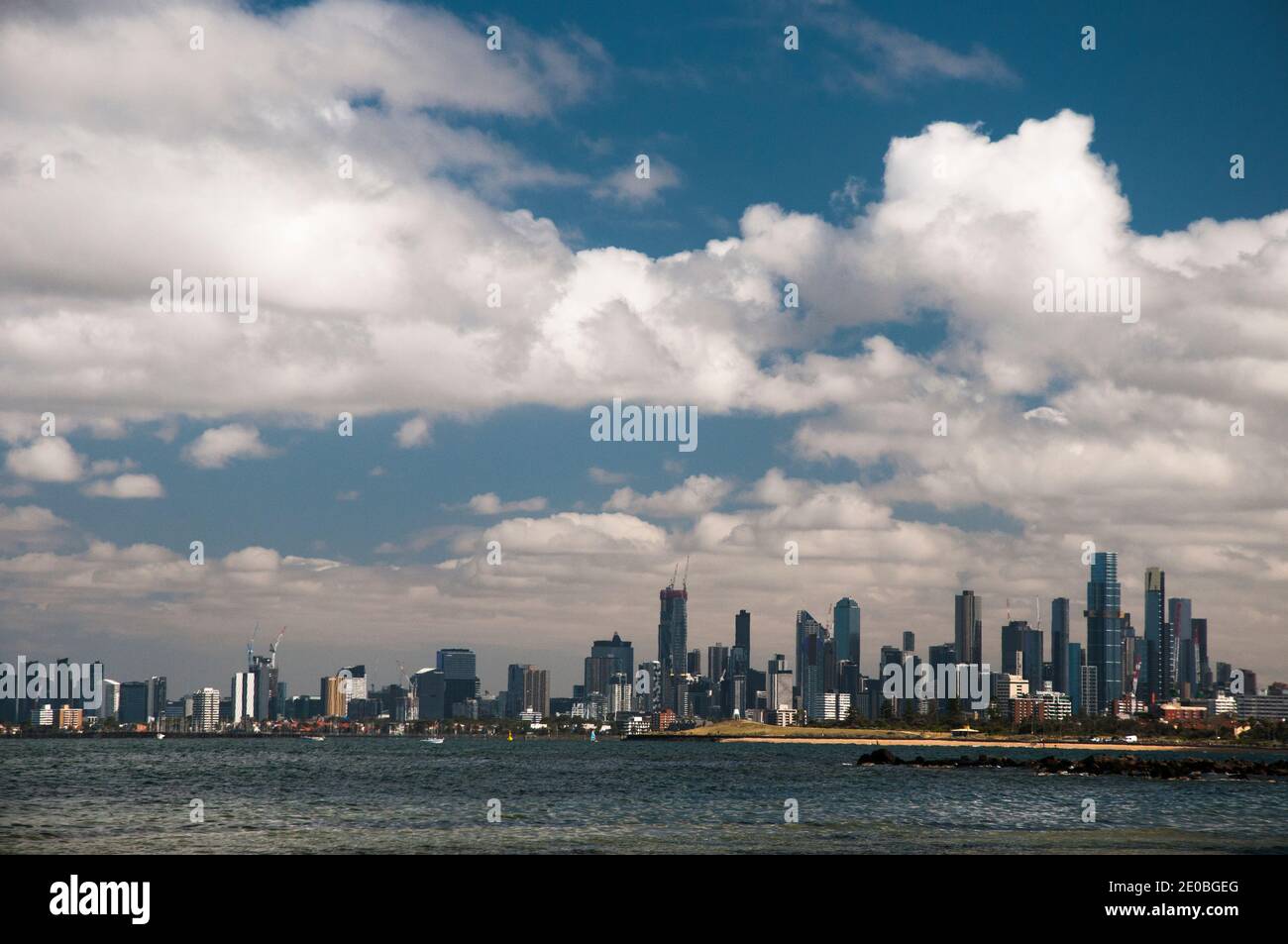 Skyline del CBD di Melbourne visto attraverso Port Phillip Bay da Middle Brighton, Victoria, Australia Foto Stock