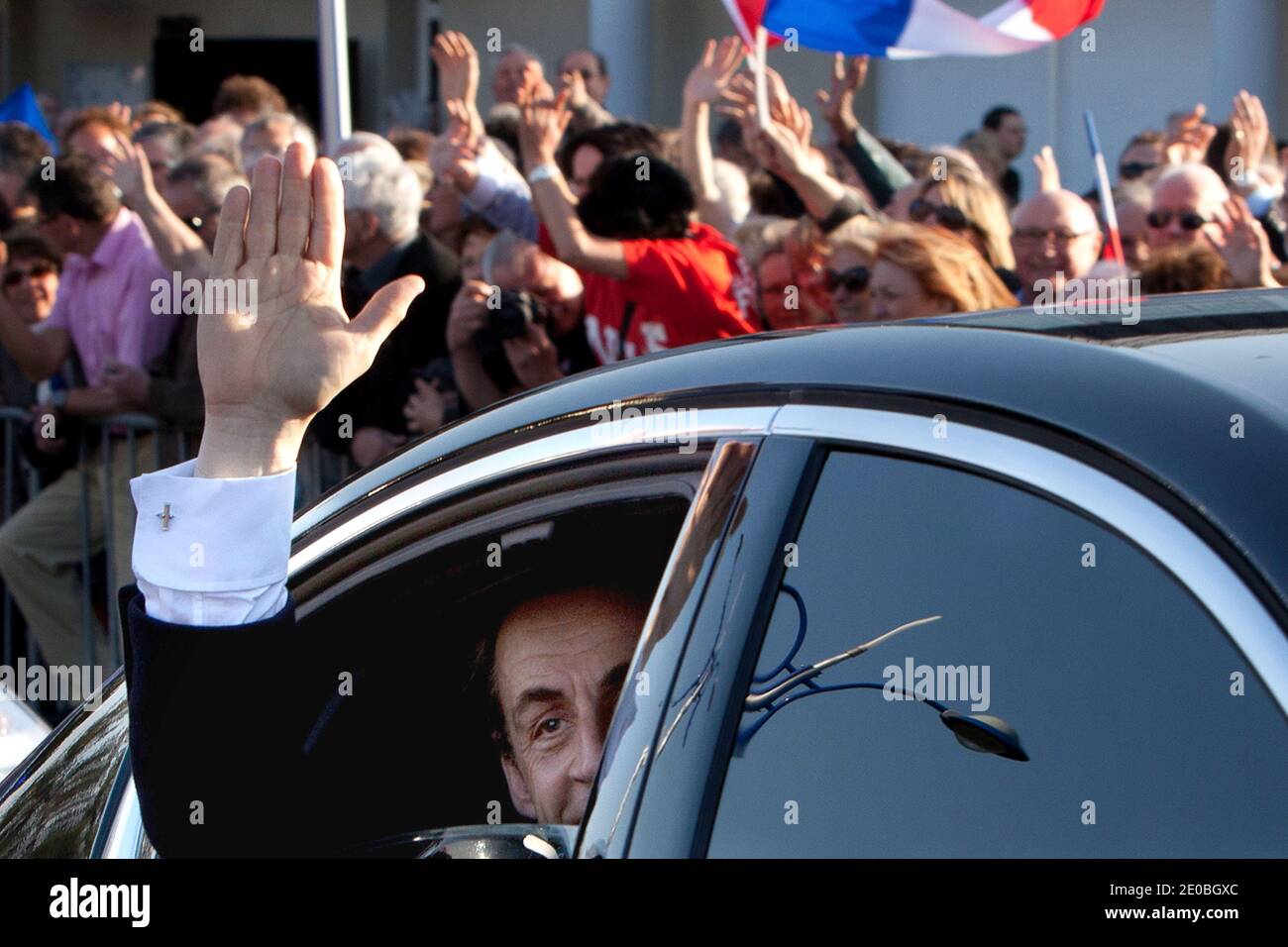 Nicolas Sarkozy, presidente francese in carica e candidato al potere dell'UMP per le elezioni presidenziali del 2012, saluta i militanti mentre lascia una riunione di campagna a Ormes, vicino Orleans, Francia centrale, il 26 marzo 2012. Foto di Stephane Lemouton/ABACAPRESS.COM Foto Stock