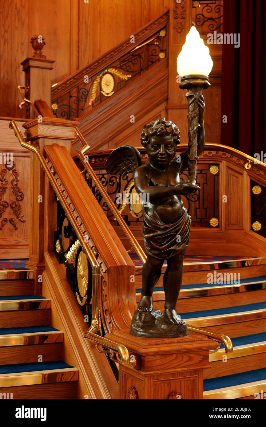 Un'autentica riproduzione quasi-replica di RMS Titanic's Ornate Grand Staircase alla mostra Titanic Belfast a Belfast, Regno Unito nel marzo 2012. La mostra, che si estende su nove gallerie, è considerata un viaggio interattivo nella mitologia del Titanic, dalla concezione all'esplorazione del relitto. Foto di David Lefranc/ABACAPRESS.COM Foto Stock